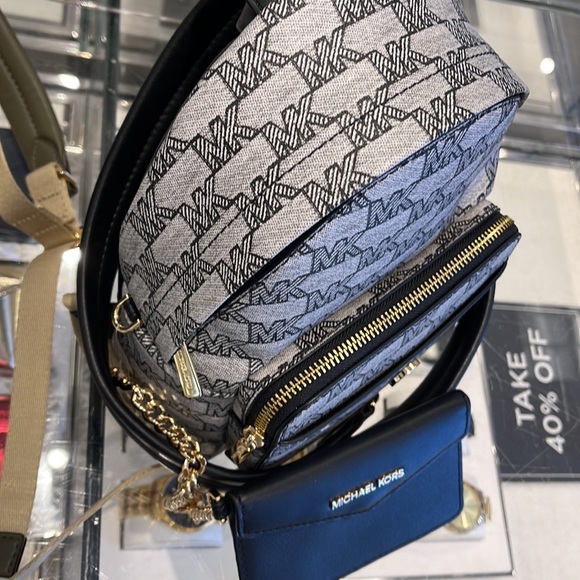 MICHAEL KORS
Maisie Extra-Small Logo 2-in-1 Backpack
Black 
NWT - Picture 4 of 16